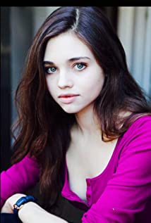 How tall is India Eisley?